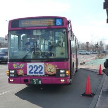 赤い車体の釧路バス