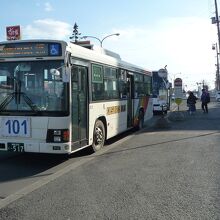 白い車体の釧路バス