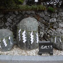 歌にも読まれるさざれ石