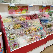 駄菓子コーナーも