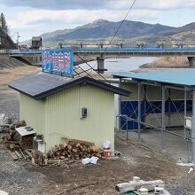 2021年2月中旬は、川原の鮭の直売所などの施設は空っぽ。