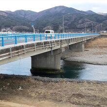 河口近くの稲荷橋。ここを渡って本州最東端のトドが崎へ行けます