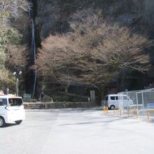 駐車場からすぐです。