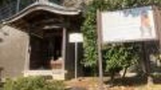 お堂の傍に車があります