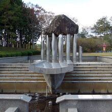 公園内のモニュメント