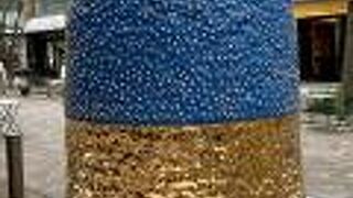 おしゃれな通りに素敵なアート。