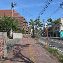 「修猷館高校」の奥、茶色い建物は…