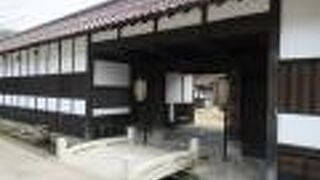 立派な門をくぐって