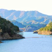 湖の周りをぐるっと一周ハイキングしてきました。