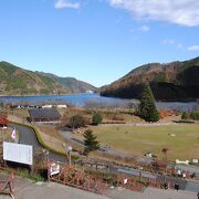 宮ケ瀬湖の湖畔にある大きな公園です。