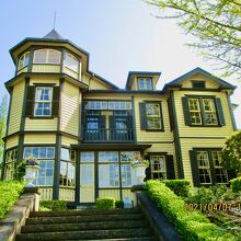 この右手にカフェや庭園があります