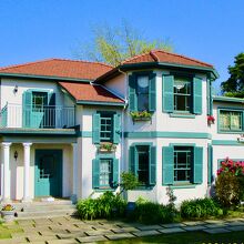 内部の家具やピアノも見ものです