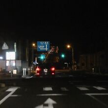 夜なのでいまひとつ。前方に上り坂。島根側。