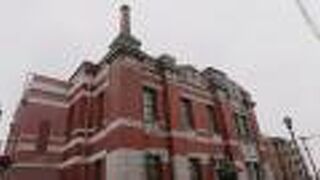 雨模様の空に、赤レンガが映えていました