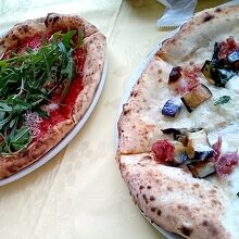 焼きたてのピッツァ