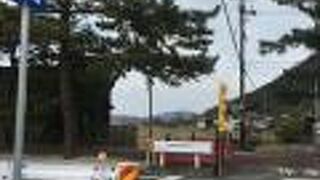 史跡や田園地帯を走る