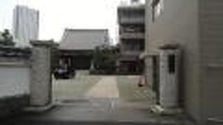 本尊は背の低い中国風の像