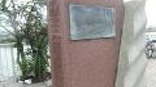 川崎側に渡船跡の碑と明治天皇六郷渡御碑が建ち、欄干に渡船のモニュメントがあります