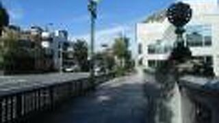 かつてはここを三田用水が渡るための水道橋でした