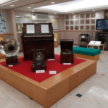 鳥取春陽関連の展示室。『籠の鳥』などが聞けるコーナーもあり。