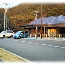 日没迫るパーキング、宿泊態勢も整い車中で宴会するだけだ。