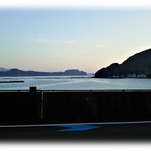 目の前は森浦湾を眺める事が出来る