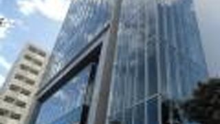 全面ガラス張りのオフィスはきっと眺めが良いでしょう