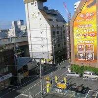 近くに首都高、深夜は空いているのでうるさい時も