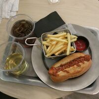 ホットドッグ(500円)と白ワイン(500円)