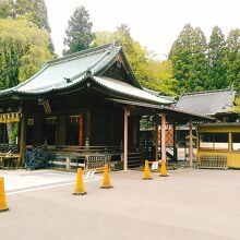 社殿と拝殿です