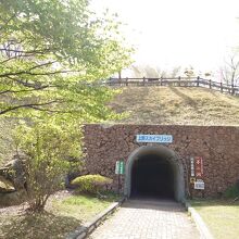 東側入口はトンネルになっています。