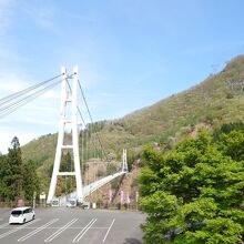 駐車場は沢山あるので、橋西側に車を置いて往復がおすすめ。