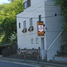 そばの名店竹やぶの下