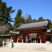 見事な彫刻と装飾の建物が魅力の神社