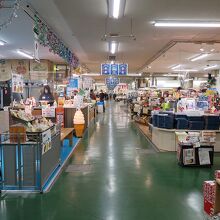 中央の通路を奥へ向かいます