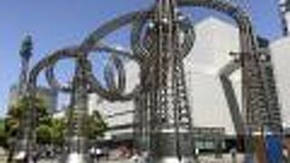 ジェットコースターのコースのような