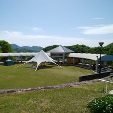 山間に広場が広がる