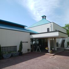 施設の管理部門が入る建物