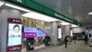 人気のベーカリーもあります