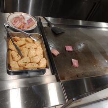 朝食は、オムレツとベーコンがライブキッチン。