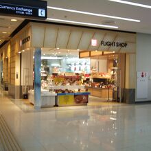 第１ターミナルの１階中央にあります