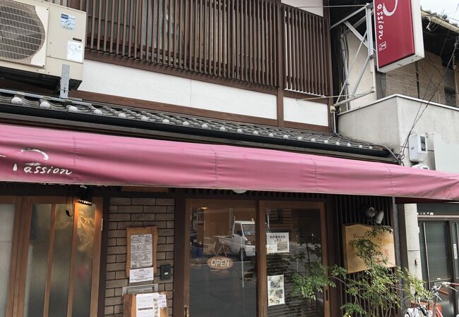 隠れ家のようなお店です。