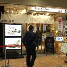 昼時は並んでいてもすぐに入れます