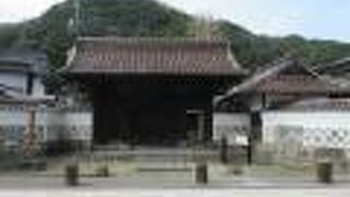 殿町通りの端にある門