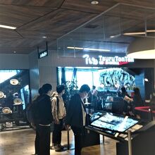 店頭は若者の行列ができていた