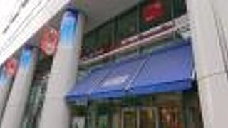 施設外柱にグランパスのペナント風の旗が