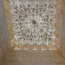正方形の部屋には鍾乳石飾りの天井