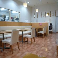 ゆったりとしたイートインコーナー