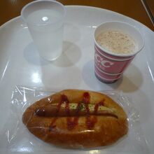 ウインナーソーセージパンと珈琲でブレイクです
