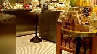 カフェもワインバーも